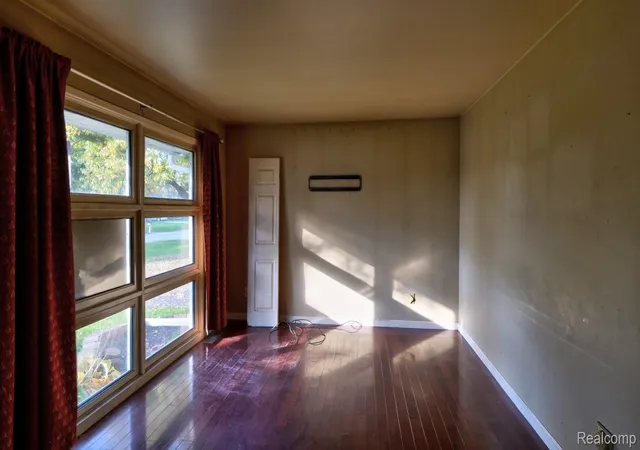 Photo 3 of Single family home for sale at 722 Sheryl Dr, Waterford, MI 48328 | MLS# 20261087645 | Listing updated on 2026-10-29
