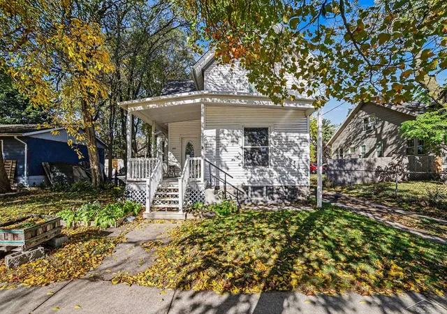Photo 2 of Single family home for sale at 205 Marquette Ave, Bay City, MI 48706 | MLS# 61050226302 | Listing updated on 2026-10-29