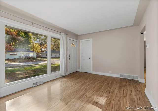 Photo 4 of Single family home for sale at 1354 Francis Ave, Muskegon, MI 49442 | MLS# 71026057577 | Listing updated on 2026-10-29