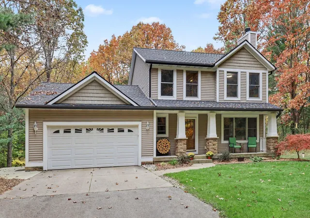 Photo 2 of Single family home for sale at 8015 Courtland Dr NE, Rockford, MI 49341 | MLS# 65026057588 | Listing updated on 2026-10-29