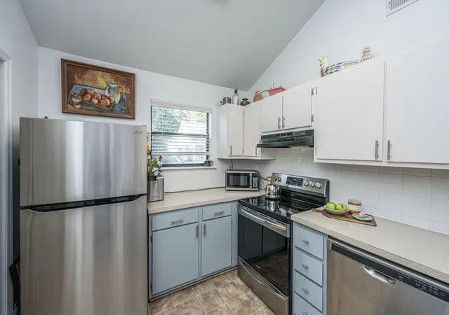 Photo 4 of Townhouse for sale at 935 E Estates Blvd #Apt C, Charleston, SC 29414 | MLS# 26027357 | Listing updated on 2026-10-25