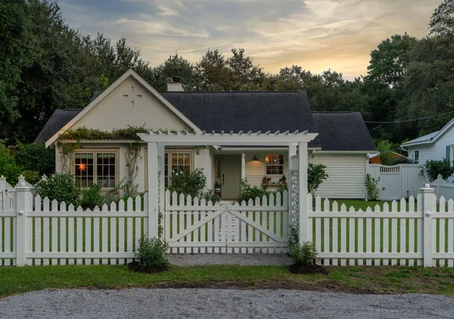 Photo 3 of Single family home for sale at 717 Cherry St, Mount Pleasant, SC 29464 | MLS# 26024917 | Listing updated on 2026-09-18
