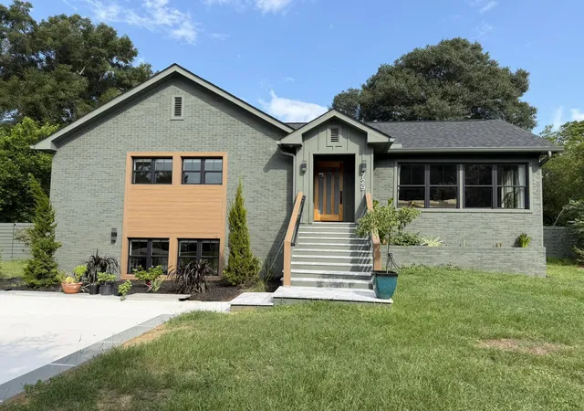 Photo 1 of Single family home for sale at 729 Fort Sumter Dr, Charleston, SC 29412 | MLS# 26025544 | Listing updated on 2026-10-01