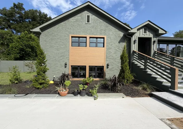 Photo 2 of Single family home for sale at 729 Fort Sumter Dr, Charleston, SC 29412 | MLS# 26025544 | Listing updated on 2026-10-01