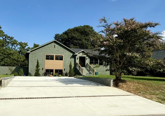 Photo 3 of Single family home for sale at 729 Fort Sumter Dr, Charleston, SC 29412 | MLS# 26025544 | Listing updated on 2026-10-01