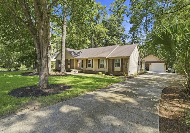 Photo 2 of Single family home for sale at 219 Shaftesbury Ln, Summerville, SC 29485 | MLS# 26025116 | Listing updated on 2026-09-09