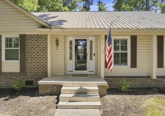 Photo 3 of Single family home for sale at 219 Shaftesbury Ln, Summerville, SC 29485 | MLS# 26025116 | Listing updated on 2026-09-09