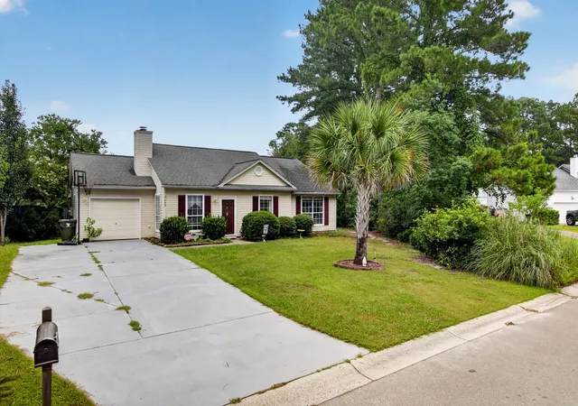 Photo 2 of Single family home for sale at 433 Courtland Dr, Summerville, SC 29486 | MLS# 26025267 | Listing updated on 2026-09-08