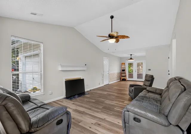 Photo 3 of Single family home for sale at 433 Courtland Dr, Summerville, SC 29486 | MLS# 26025267 | Listing updated on 2026-09-08