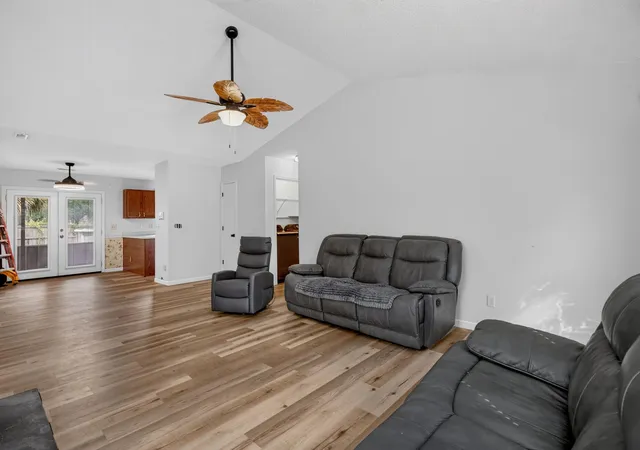 Photo 3 of Single family home for sale at 433 Courtland Dr, Summerville, SC 29486 | MLS# 26025267 | Listing updated on 2026-09-08