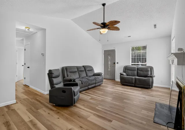 Photo 4 of Single family home for sale at 433 Courtland Dr, Summerville, SC 29486 | MLS# 26025267 | Listing updated on 2026-09-08