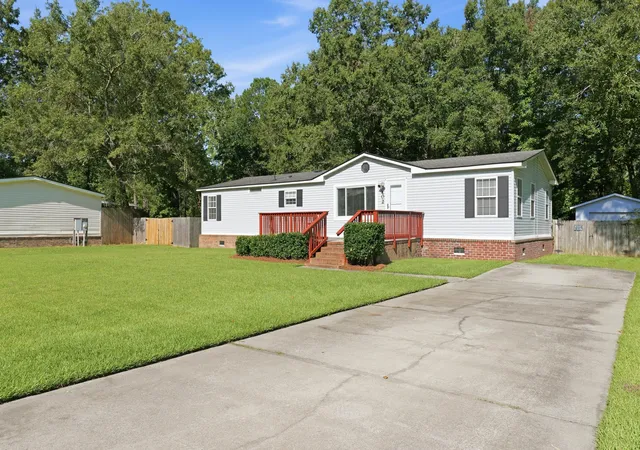 Photo 1 of Single family home for sale at 102 Dean Dr, Summerville, SC 29483 | MLS# 26024909 | Listing updated on 2026-09-10