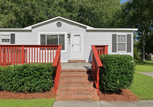 Photo 3 of Single family home for sale at 102 Dean Dr, Summerville, SC 29483 | MLS# 26024909 | Listing updated on 2026-09-10