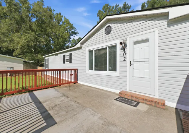 Photo 3 of Single family home for sale at 102 Dean Dr, Summerville, SC 29483 | MLS# 26024909 | Listing updated on 2026-09-10