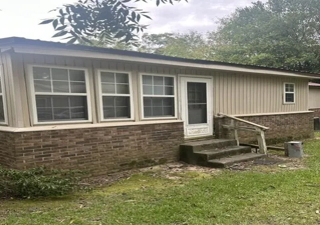 Photo 3 of Single family home for sale at 1023 Roosevelt Dr, Summerton, SC 29148 | MLS# 26026271 | Listing updated on 2026-10-20