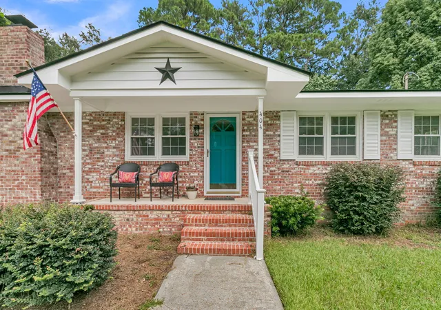 Photo 1 of Single family home for sale at 404 Forest Cir, Summerville, SC 29483 | MLS# 26025262 | Listing updated on 2026-09-16
