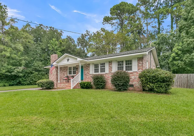 Photo 2 of Single family home for sale at 404 Forest Cir, Summerville, SC 29483 | MLS# 26025262 | Listing updated on 2026-09-16