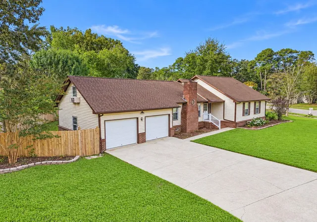 Photo 3 of Single family home for sale at 100 Carrington Ln, Summerville, SC 29485 | MLS# 26027724 | Listing updated on 2026-10-26
