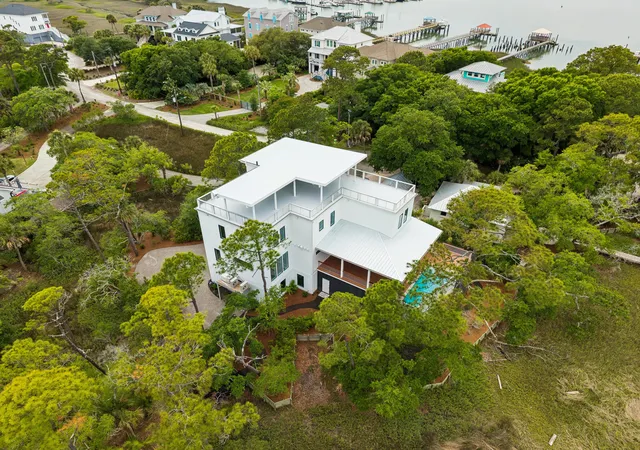 Photo 4 of Single family home for sale at 2 Red Sunset Ln, Folly Beach, SC 29439 | MLS# 26025292 | Listing updated on 2026-09-08