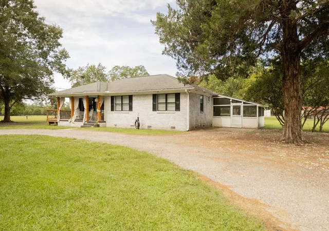 Photo 4 of Single family home for sale at 10007 Jacksonboro Rd, Cottageville, SC 29435 | MLS# 26025525 | Listing updated on 2026-10-02