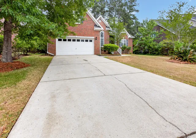 Photo 3 of Single family home for sale at 1015 Blockade Runner Pkwy, Summerville, SC 29485 | MLS# 26027542 | Listing updated on 2026-10-15
