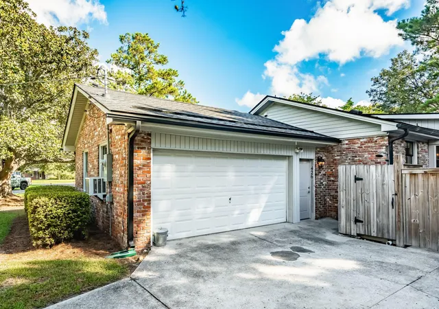 Photo 3 of Single family home for sale at 426 Wedgewood St, Charleston, SC 29407 | MLS# 26025293 | Listing updated on 2026-09-18