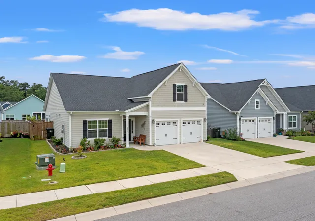 Photo 3 of Single family home for sale at 209 Fiddleback Dr, Summerville, SC 29486 | MLS# 26026014 | Listing updated on 2026-10-22
