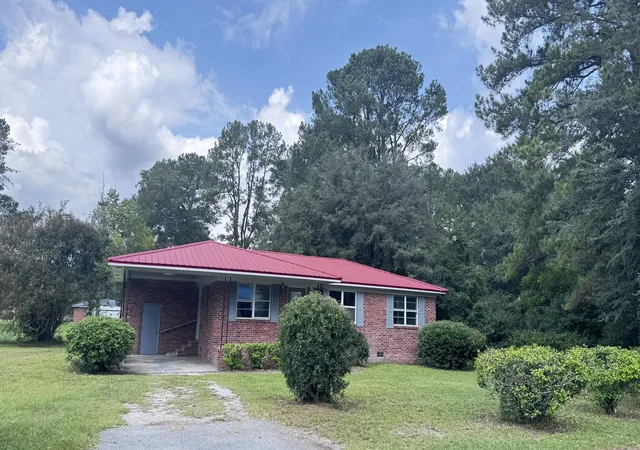 Photo 2 of Single family home for sale at 121 Franklin St, Walterboro, SC 29488 | MLS# 26026536 | Listing updated on 2026-10-16