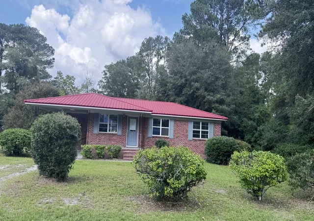 Photo 3 of Single family home for sale at 121 Franklin St, Walterboro, SC 29488 | MLS# 26026536 | Listing updated on 2026-10-16