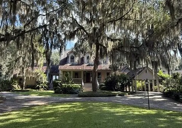 Photo 3 of Single family home for sale at 122 Spanish Point Dr, Beaufort, SC 29902 | MLS# 26025791 | Listing updated on 2026-10-19