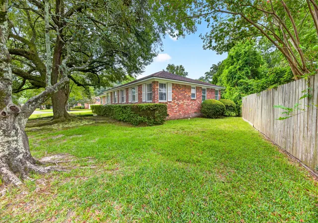 Photo 3 of Single family home for sale at 1884 Saint Julian Dr, Charleston, SC 29407 | MLS# 26025620 | Listing updated on 2026-09-11
