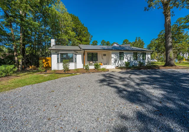 Photo 3 of Single family home for sale at 412 W Butternut Rd, Summerville, SC 29483 | MLS# 26027473 | Listing updated on 2026-10-09