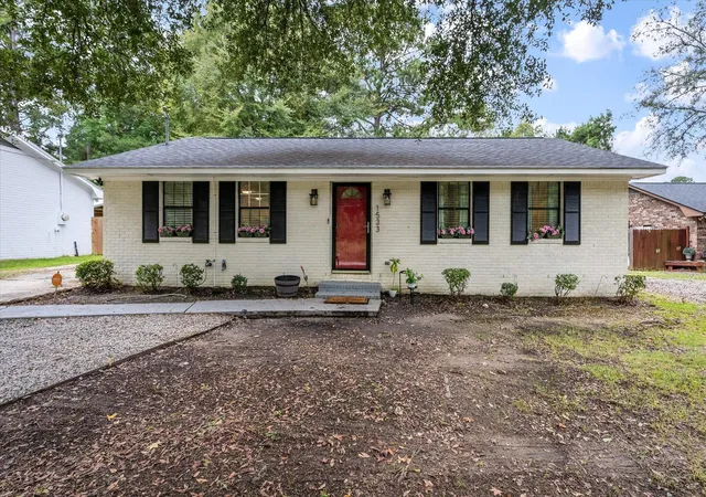 Single family home for sale at 1533 Orangeburg Rd, Summerville, SC 29483 | MLS# 26026954