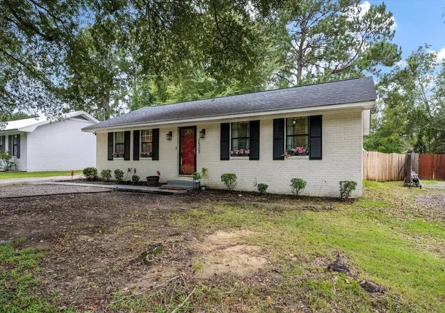 Photo 2 of Single family home for sale at 1533 Orangeburg Rd, Summerville, SC 29483 | MLS# 26026954 | Listing updated on 2026-10-27