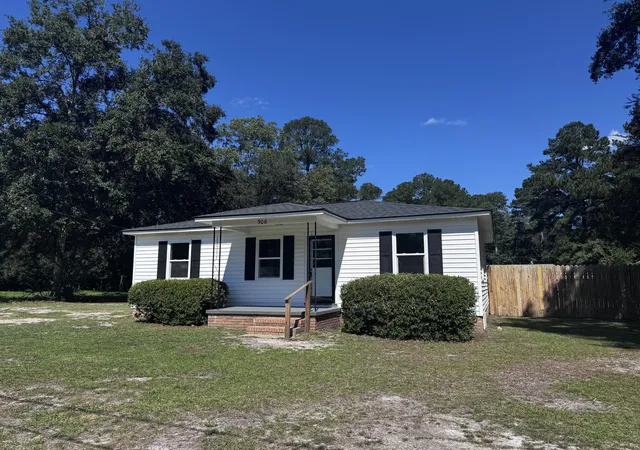 Photo 2 of Single family home for sale at 906 Poplar St, Walterboro, SC 29488 | MLS# 26027426 | Listing updated on 2026-10-13
