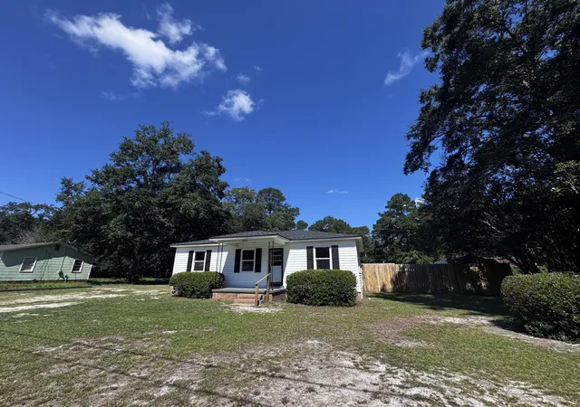 Photo 3 of Single family home for sale at 906 Poplar St, Walterboro, SC 29488 | MLS# 26027426 | Listing updated on 2026-10-13