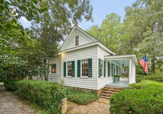 Photo 1 of Single family home for sale at 607 Central Ave, Summerville, SC 29483 | MLS# 26027149 | Listing updated on 2026-09-30