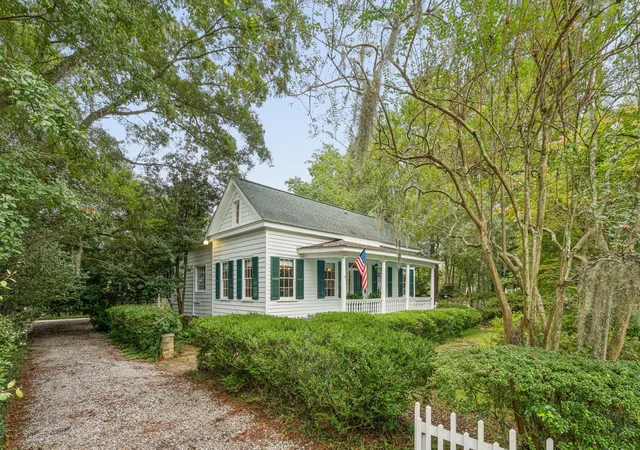 Photo 2 of Single family home for sale at 607 Central Ave, Summerville, SC 29483 | MLS# 26027149 | Listing updated on 2026-09-30