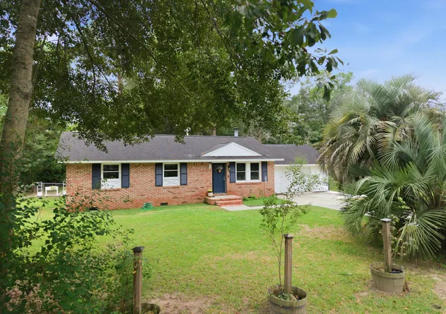 Photo 1 of Single family home for sale at 109 E Walnut Cir, Summerville, SC 29485 | MLS# 26028060 | Listing updated on 2026-10-10