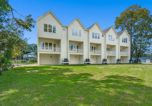 Photo 2 of Townhouse for sale at 1600 Lauda Dr, Mount Pleasant, SC 29464 | MLS# 26026107 | Listing updated on 2026-10-16