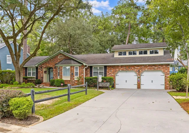 Photo 1 of Single family home for sale at 104 Sweetbriar Rd, Summerville, SC 29485 | MLS# 26027393 | Listing updated on 2026-10-14