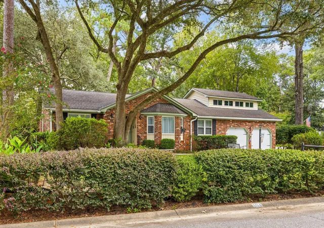 Photo 2 of Single family home for sale at 104 Sweetbriar Rd, Summerville, SC 29485 | MLS# 26027393 | Listing updated on 2026-10-14