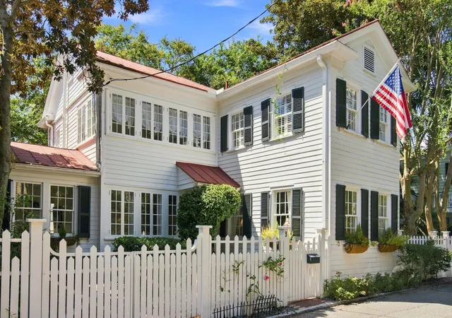 Photo 1 of Single family home for sale at 3 Greenhill St, Charleston, SC 29401 | MLS# 26025342 | Listing updated on 2026-10-15