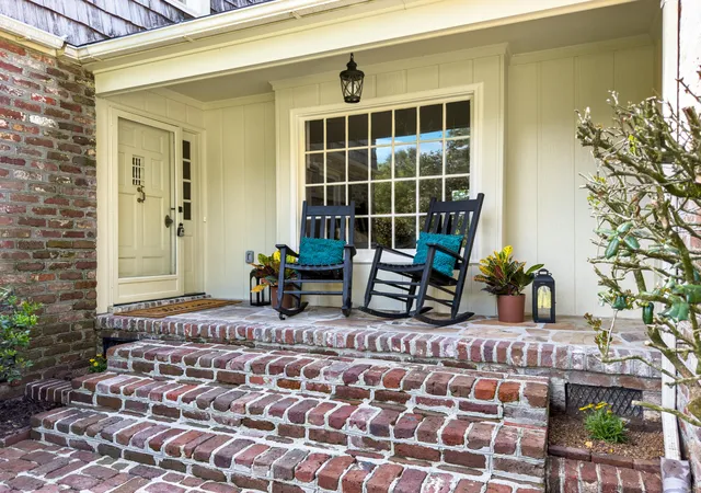 Photo 4 of Single family home for sale at 104 Lakeview Dr, Summerville, SC 29485 | MLS# 26025056 | Listing updated on 2026-09-17