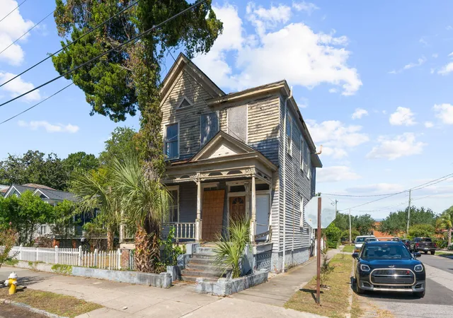 Photo 1 of Single family home for sale at 10 Francis St, Charleston, SC 29403 | MLS# 26026830 | Listing updated on 2026-10-15