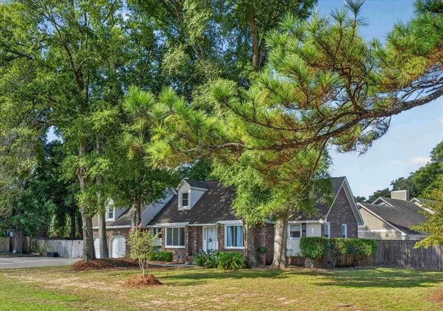 Photo 2 of Single family home for sale at 947 Foxcroft Rd, Charleston, SC 29412 | MLS# 26025030 | Listing updated on 2026-09-15