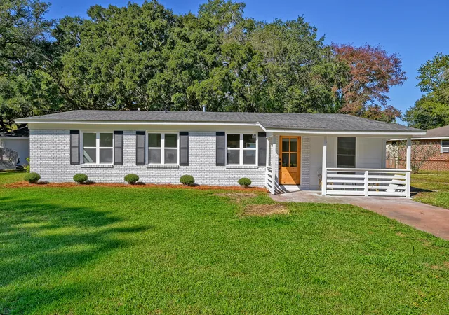 Photo 1 of Single family home for sale at 1472 Village Rd, Charleston, SC 29407 | MLS# 26027250 | Listing updated on 2026-10-02