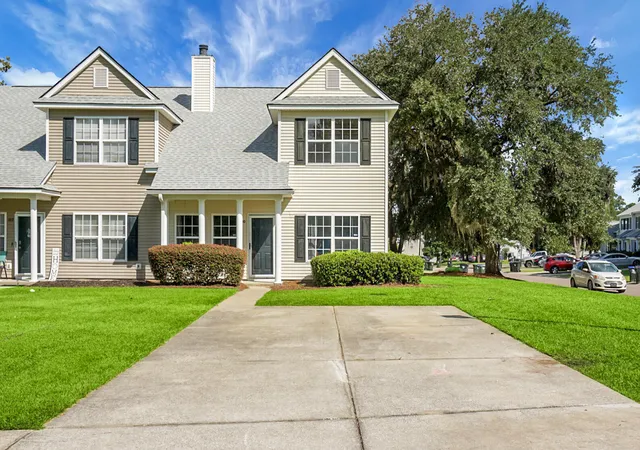 Photo 3 of Townhouse for sale at 100 Lynches River Dr, Summerville, SC 29485 | MLS# 26025457 | Listing updated on 2026-10-02
