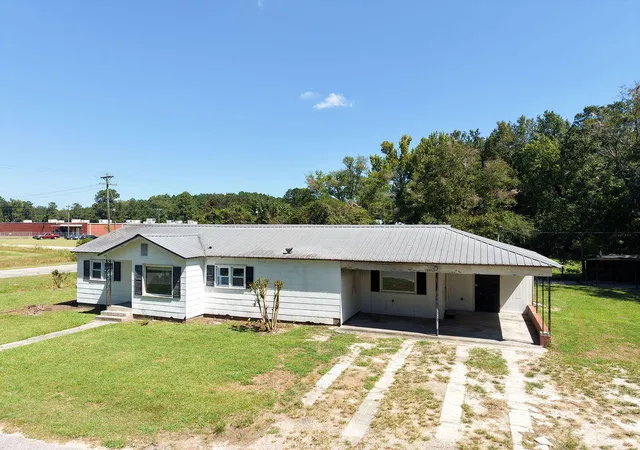 Photo 2 of Single family home for sale at 402 New St, Smoaks, SC 29481 | MLS# 26026197 | Listing updated on 2026-10-05