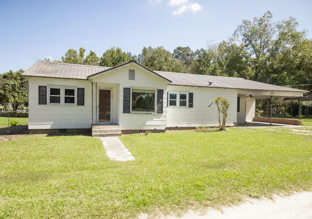 Photo 3 of Single family home for sale at 402 New St, Smoaks, SC 29481 | MLS# 26026197 | Listing updated on 2026-10-05